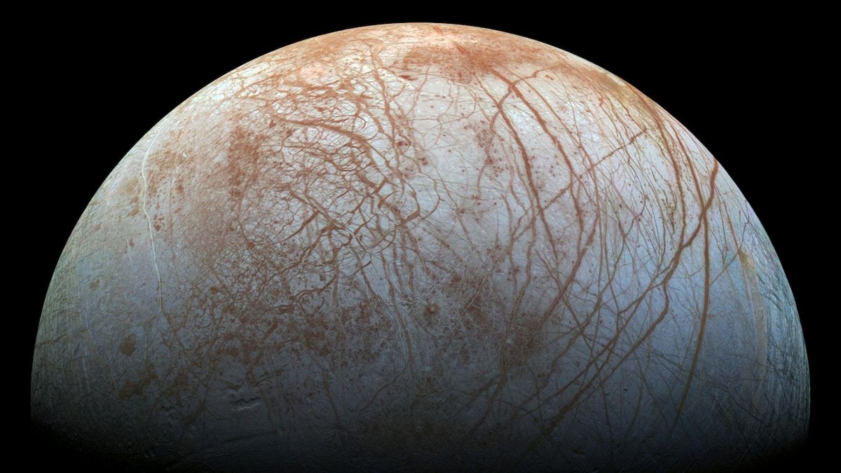 V nitru velkého Jupiterova měsíce vzniká 1000 tun kyslíku denně, zjistila sonda NASA